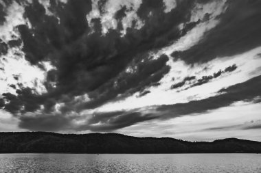 Polonya 'nın Bieszczady Dağlarındaki Solina Gölü Polnczyk' in manzarası