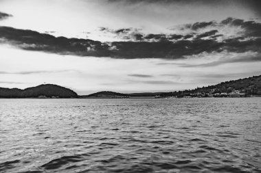 Polonya 'nın Bieszczady Dağlarındaki Solina Gölü Polnczyk' in manzarası