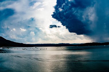 Polonya 'nın Bieszczady Dağlarındaki Solina Gölü - Solina Köyü manzaralı Bulutlar