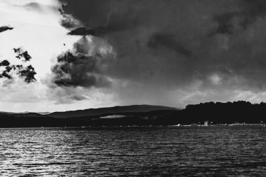 Polonya 'nın Bieszczady Dağlarındaki Solina Gölü - Solina Köyü manzaralı Bulutlar