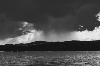 Polonya 'nın Bieszczady Dağlarındaki Solina Gölü - Solina Köyü manzaralı Bulutlar