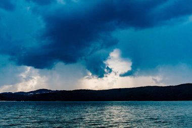 Polonya 'nın Bieszczady Dağlarındaki Solina Gölü - Solina Köyü manzaralı Bulutlar