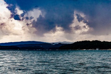 Polonya 'nın Bieszczady Dağlarındaki Solina Gölü - Solina Köyü manzaralı Bulutlar