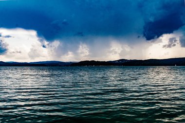 Polonya 'nın Bieszczady Dağlarındaki Solina Gölü - Solina Köyü manzaralı Bulutlar