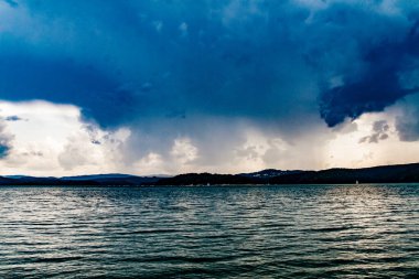 Polonya 'nın Bieszczady Dağlarındaki Solina Gölü - Solina Köyü manzaralı Bulutlar