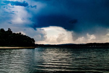 Polonya 'nın Bieszczady Dağlarındaki Solina Gölü - Solina Köyü manzaralı Bulutlar