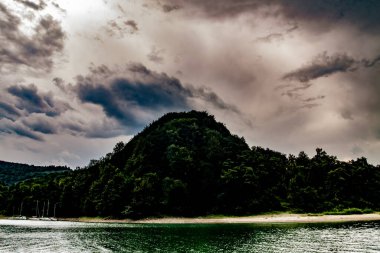 Polonya 'nın Bieszczady Dağlarındaki Solina Gölü - Solina Köyü manzaralı Bulutlar