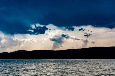 Polonya 'nın Bieszczady Dağlarındaki Solina Gölü - Solina Köyü manzaralı Bulutlar