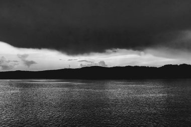 Polonya 'nın Bieszczady Dağlarındaki Solina Gölü - Solina Köyü manzaralı Bulutlar