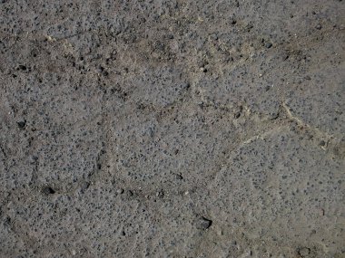 Köydeki eski asfalt.