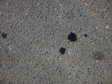 Köydeki eski asfalt.