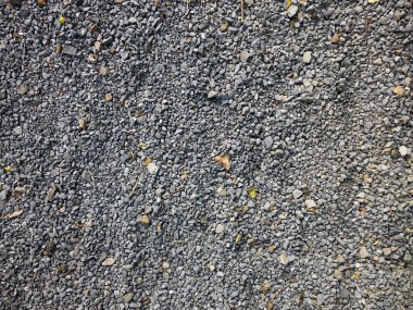 Köydeki eski asfalt.