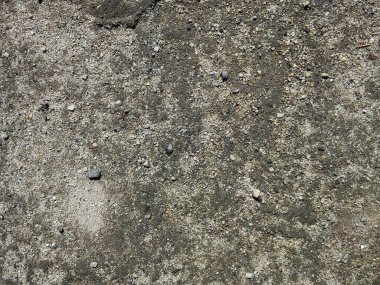 Köydeki eski asfalt.