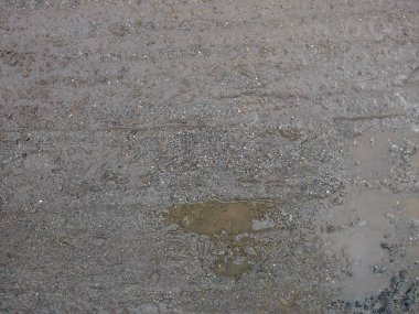 Köydeki eski asfalt.