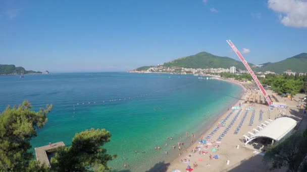 Budva, montenegro - 28. jun 2016: blick auf den strand — Stockvideo