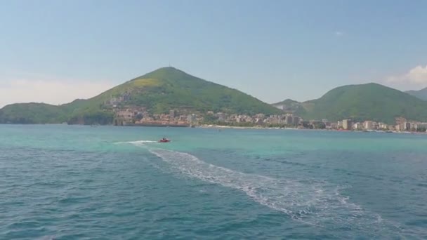 Budva, Montenegro-28 juni 2016: Adriatische zee en de bergen — Stockvideo