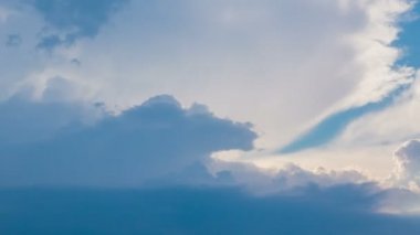 Beyaz bulutların üzerinde mavi gökyüzü zaman atlamalı