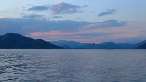 Ηλιοβασίλεμα στη λίμνη Σκόδρα — Αρχείο Βίντεο
