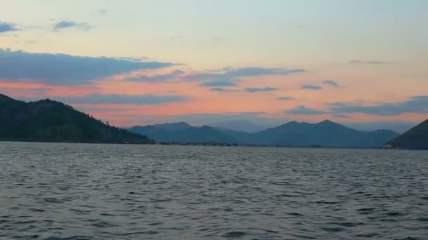 Sunset bulvarında göl İşkodra — Stok video