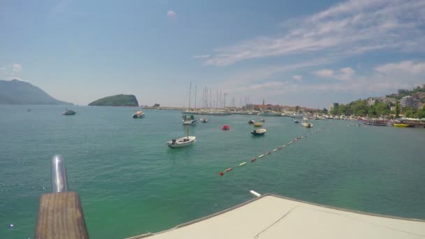 Budva, Montenegro 28 de junio de 2016: Mar Adriático y montañas — Vídeos de Stock