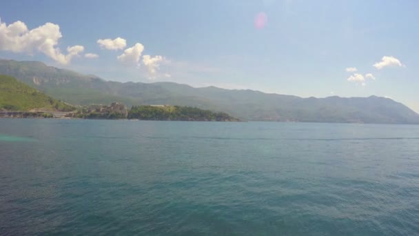 Budva, Czarnogóra-28 czerwca 2016: Morze Adriatyckie i góry — Wideo stockowe
