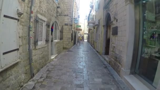 Agosto 19, 2016 Montenegro. Paseando por el casco antiguo de Budva . — Vídeos de Stock