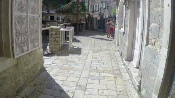 Agosto 19, 2016 Montenegro. Paseando por el casco antiguo de Budva . — Vídeo de stock