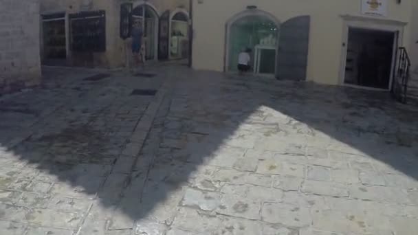 19. srpna 2016 Černá Hora. Procházky po staré město Budva. — Stock video