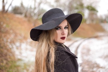 Siyah şapka retro tarzı bir genç güzel kadın portresi.
