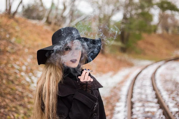 Νεαρή γυναίκα καπνίζει ένα τσιγάρο — Φωτογραφία Αρχείου