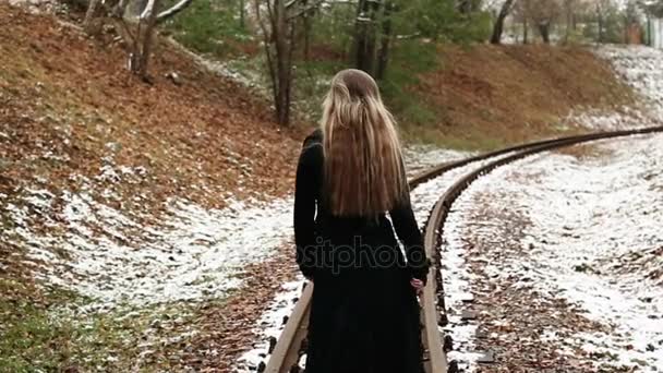 Vrouw lopen op spoorlijnen — Stockvideo