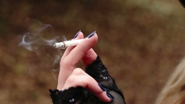 Mujer joven fumando un cigarrillo — Vídeo de stock