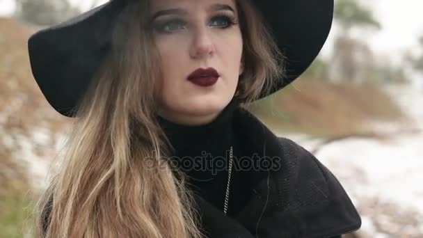 Fiatal nő dohányzik egy cigaretta — Stock videók