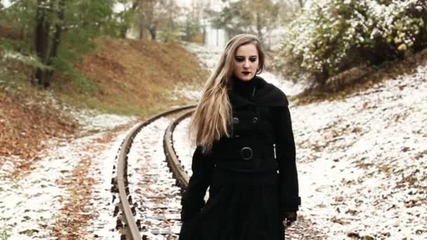Γυναίκα το περπάτημα σε σιδηροδρομικές γραμμές — Αρχείο Βίντεο