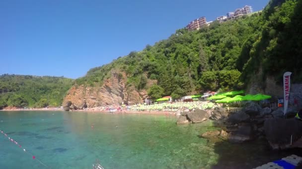 Budva, montenegro - 28. jun 2016: blick auf den mogren strand — Stockvideo