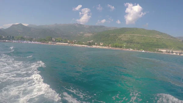 Budva, Montenegro-28 juni 2016: Adriatische zee en de bergen — Stockfoto