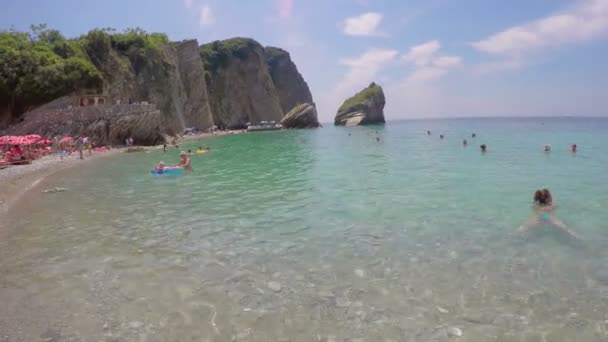 Budva, Montenegro - 28 Jun 2016: Beach på den ön St Nicholas. Hawaii — Stockvideo