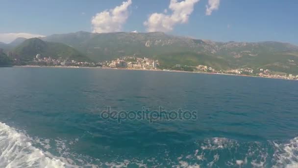Μπούντβα, Μαυροβούνιο-28 Ιουνίου 2016: Αδριατική θάλασσα και τα βουνά — Αρχείο Βίντεο