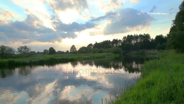 Zonsondergang op de rivier. — Stockvideo