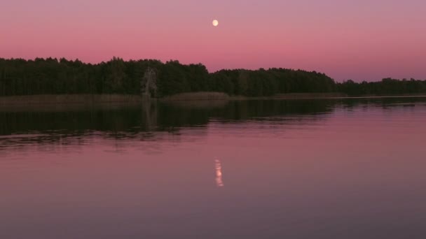 Volle maan weerspiegelen in een meer. — Stockvideo