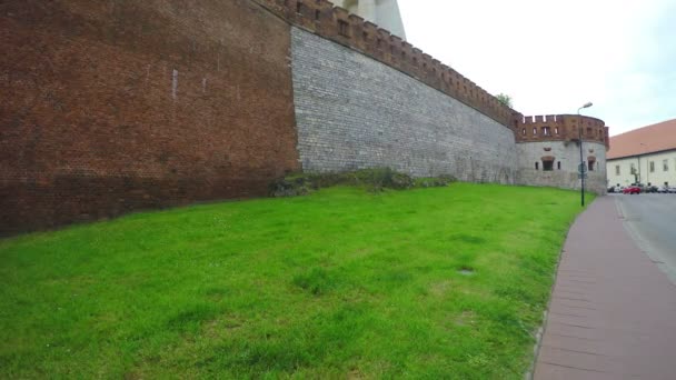 Krakow, Polen - 1 juni 2016: Väggarna i slottet Wawel. — Stockvideo