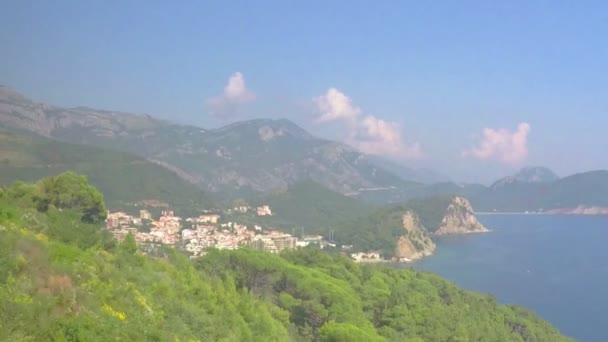 Budva, Montenegro - 28 juni, 2016: uitzicht op het strand — Stockvideo