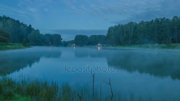 Niebla sobre el lago. Tiempo nocturno . — Vídeos de Stock