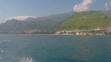Budva, Karadağ-28 Haziran 2016: Adriyatik Denizi ve dağlar