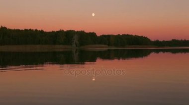 Dolunay bir gölde yansıtan.