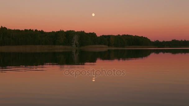 Full moon reflecting in a lake. — Stock Video