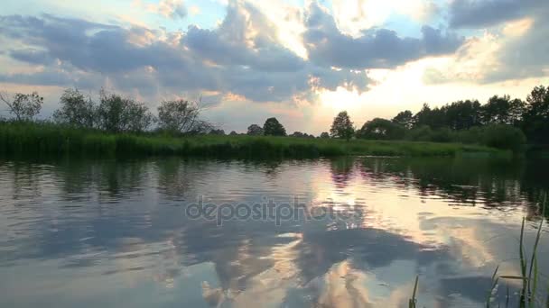 coucher de soleil sur la rivière.