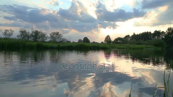 Tramonto sul fiume. — Video Stock