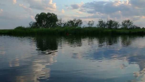 Zonsondergang op de rivier. — Stockvideo