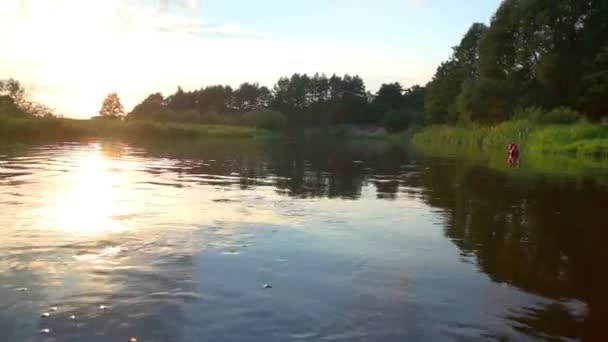 Solnedgång på floden. — Stockvideo